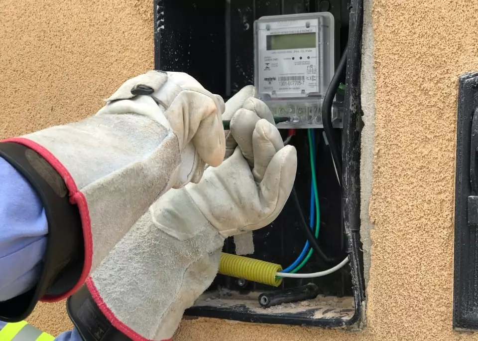 Preciso pagar débitos de terceiros para troca de titularidade ou ligação nova de energia elétrica?